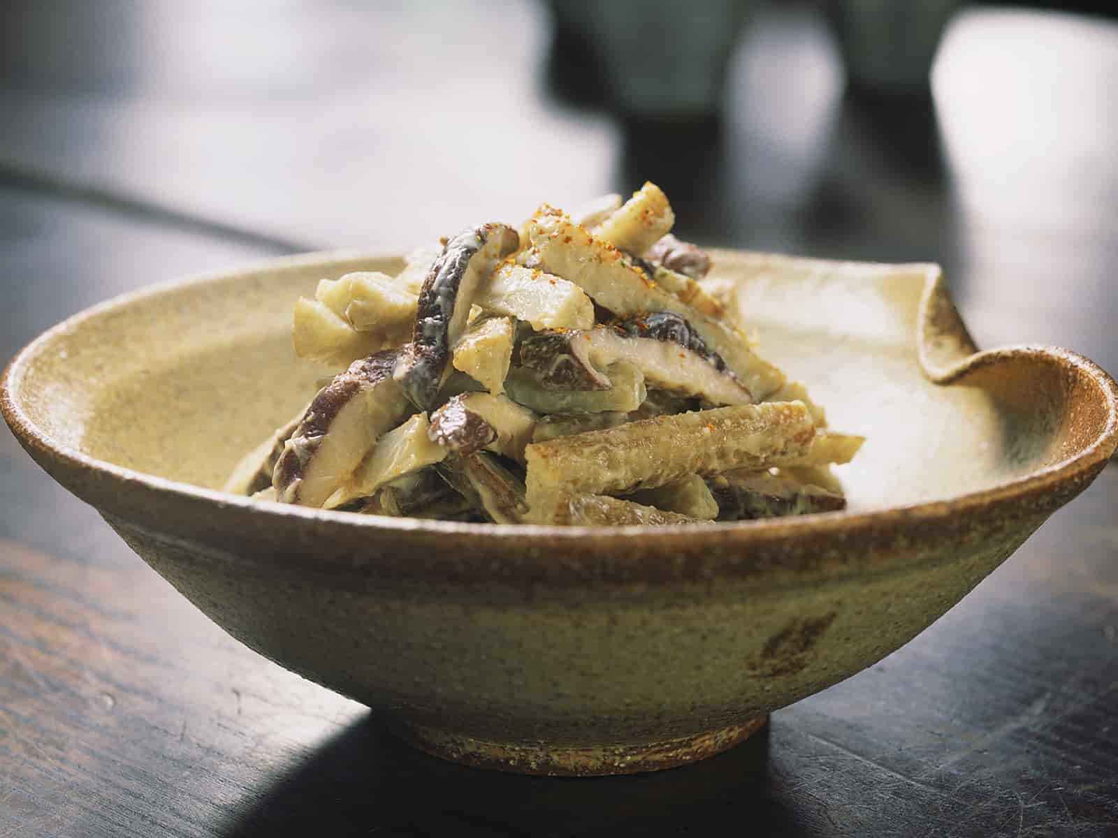 焼きしいたけとごぼうの七味マヨネーズ和え