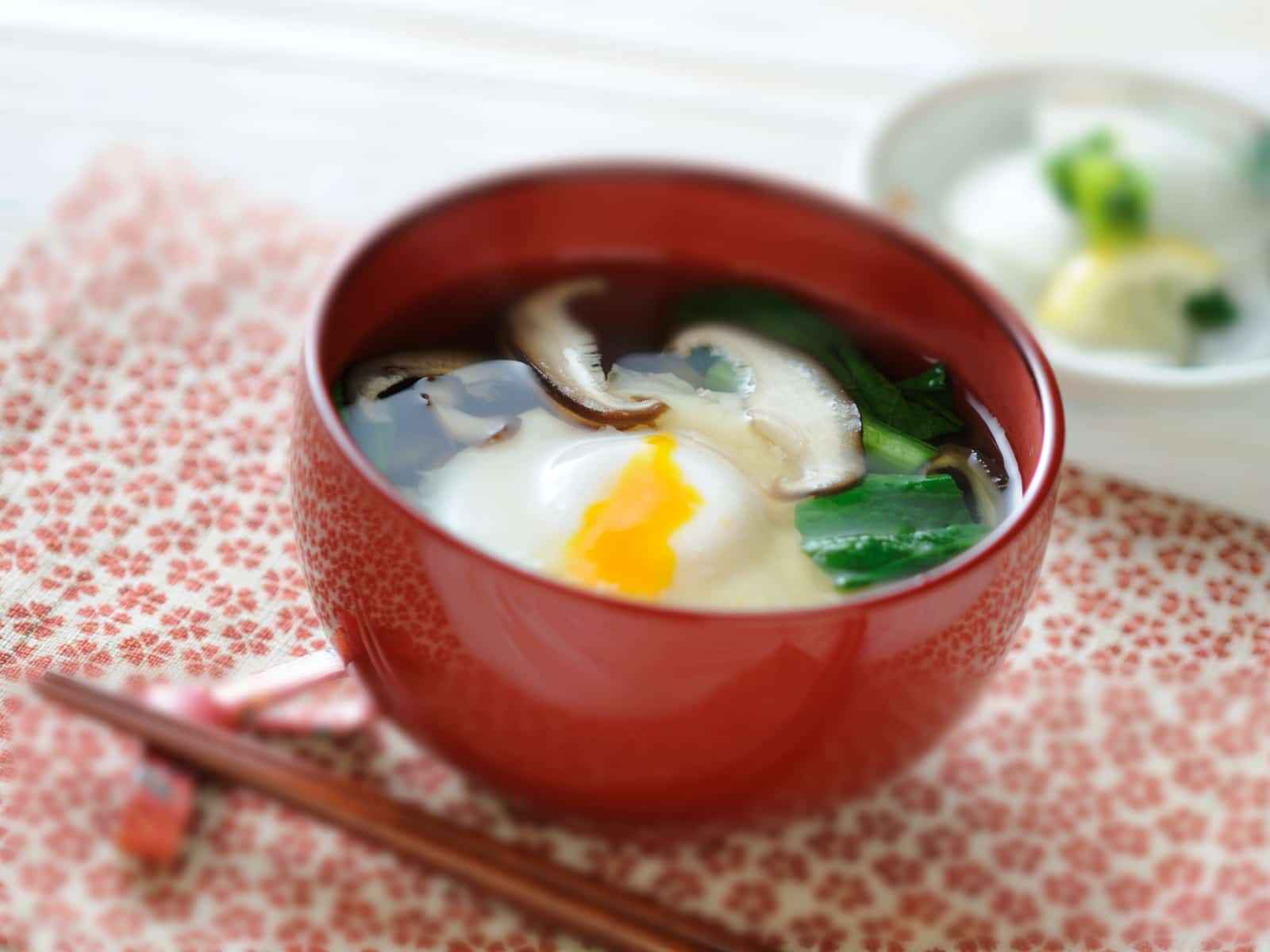 丸ごと卵と小松菜のすまし汁