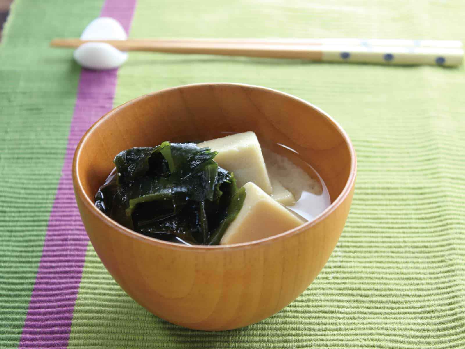 高野豆腐とわかめの味噌汁