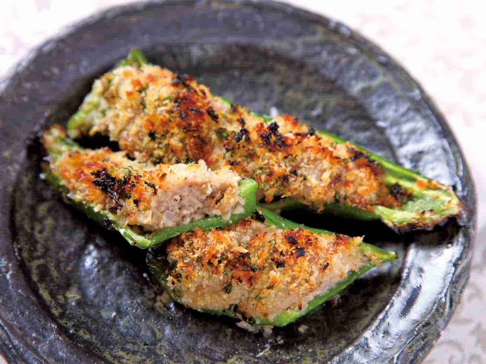 グリルで焼くだけ！万願寺の肉詰め香草パン粉焼き