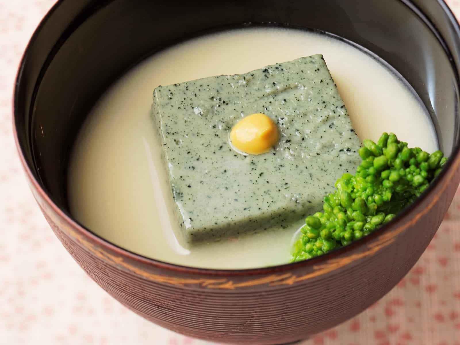 よもぎ豆腐の白みそ仕立て