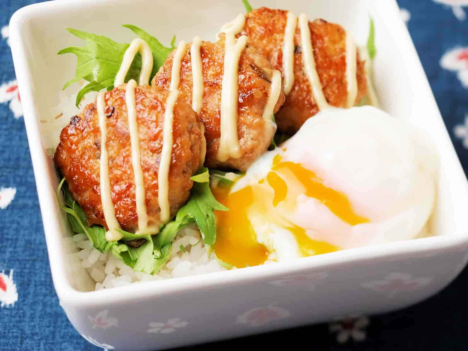 鶏つくねの照り焼き月見丼