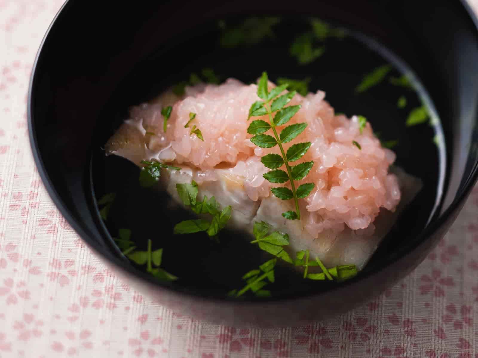 さわらの道明寺蒸し薄くず仕立て