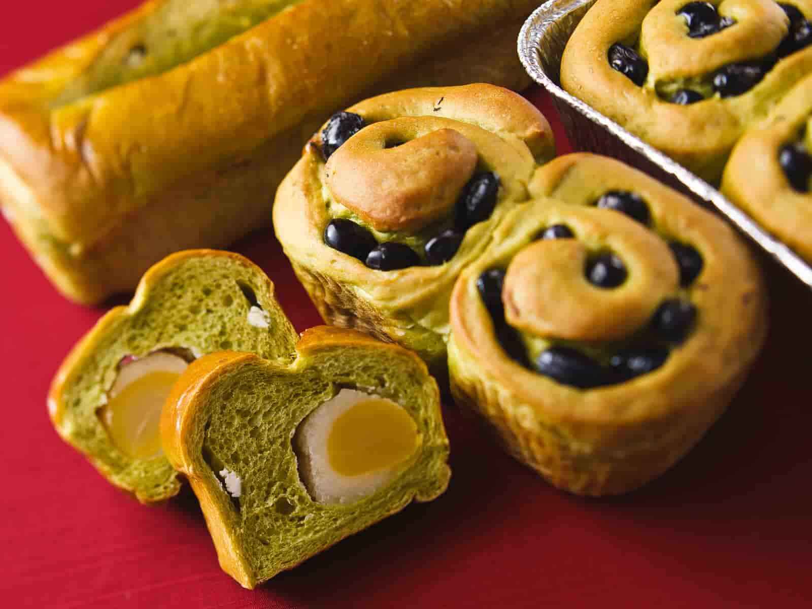 抹茶黒豆ロールパンと抹茶栗チョコロールパン