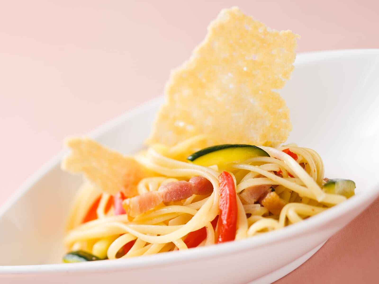 夏野菜のパスタパルミジャーノのガレット添え