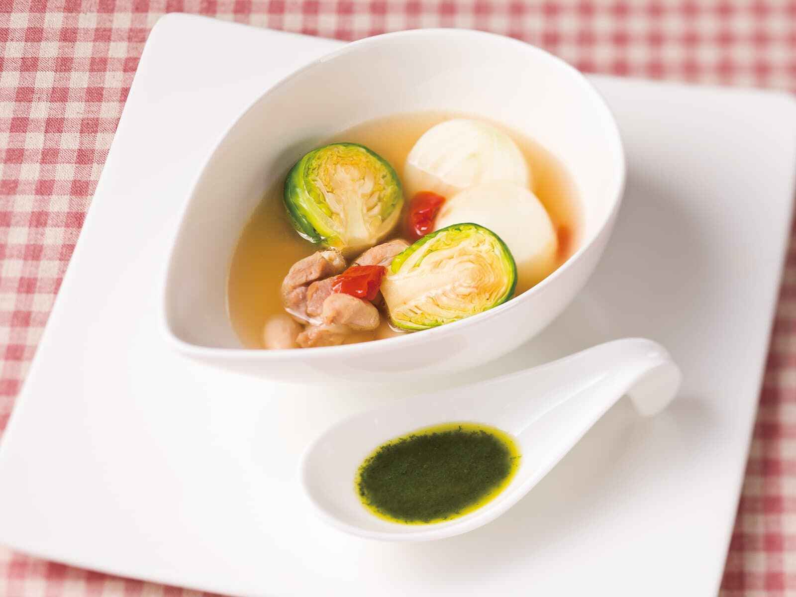 プチ野菜のスープのバジルソース添え