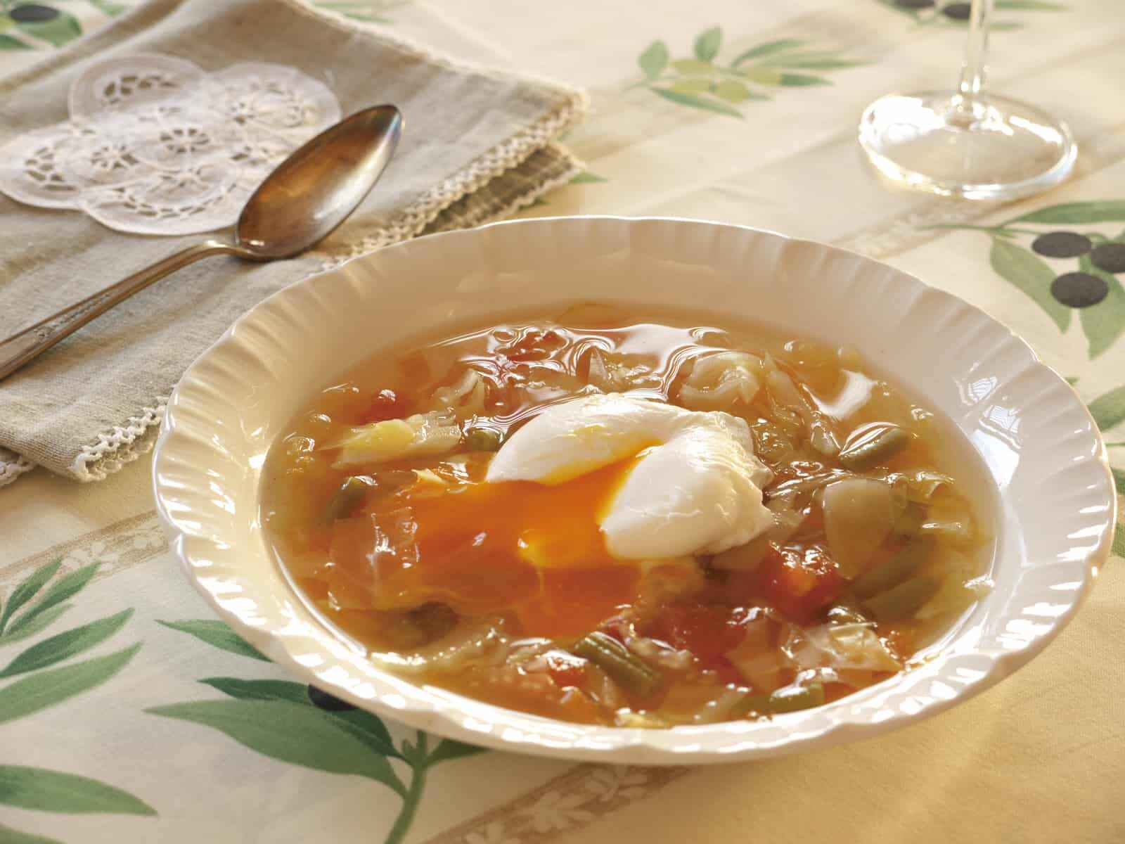 ポーチドエッグ入りトマト野菜スープ