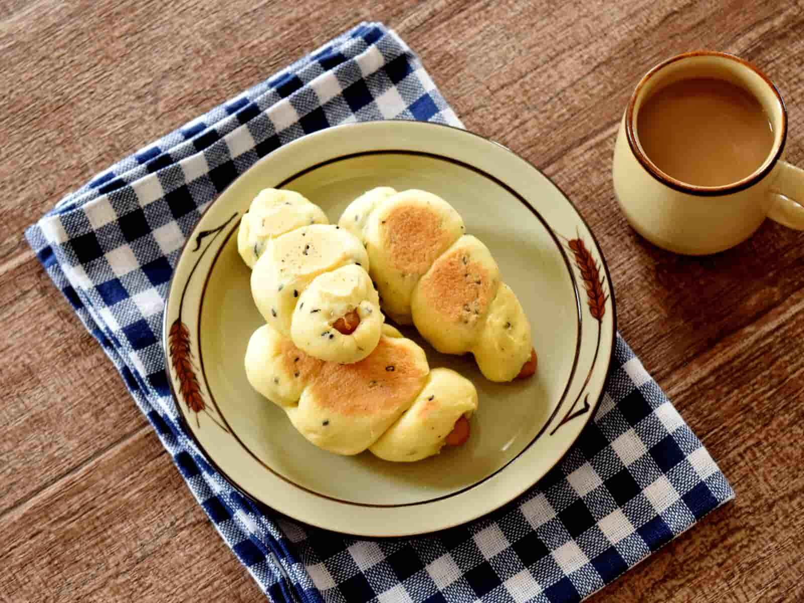 豆腐入りパンのソーセージ巻き