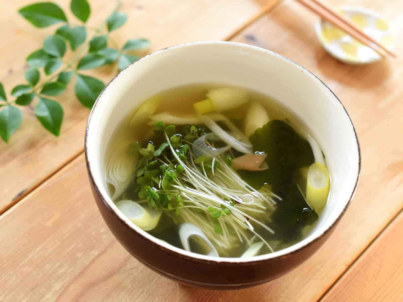 スプラウトとわかめのさっぱりスープ